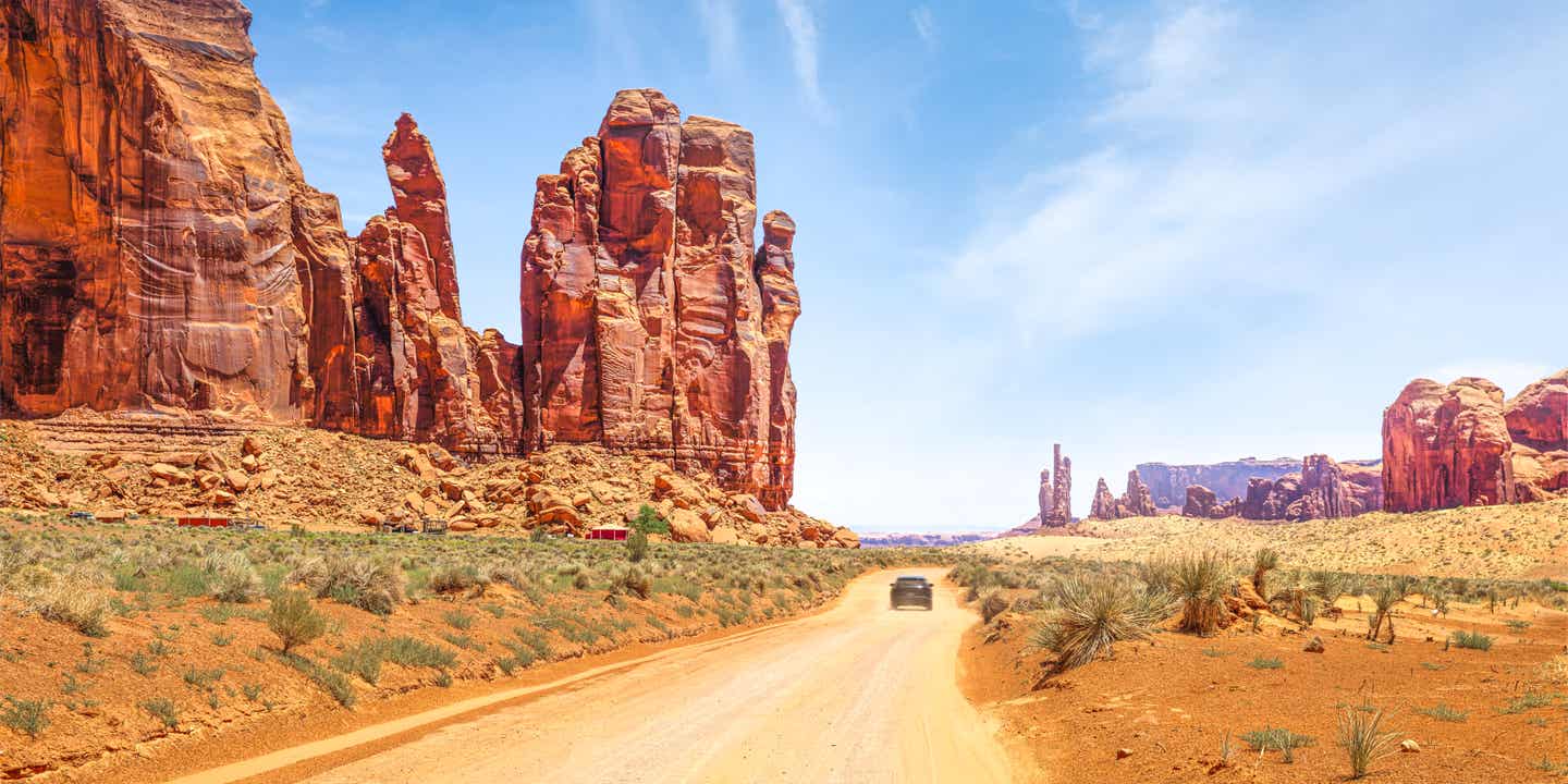 Blick auf die Felsformationen im Monument Valley entlang eines Roadtrips durch Arizona, USA