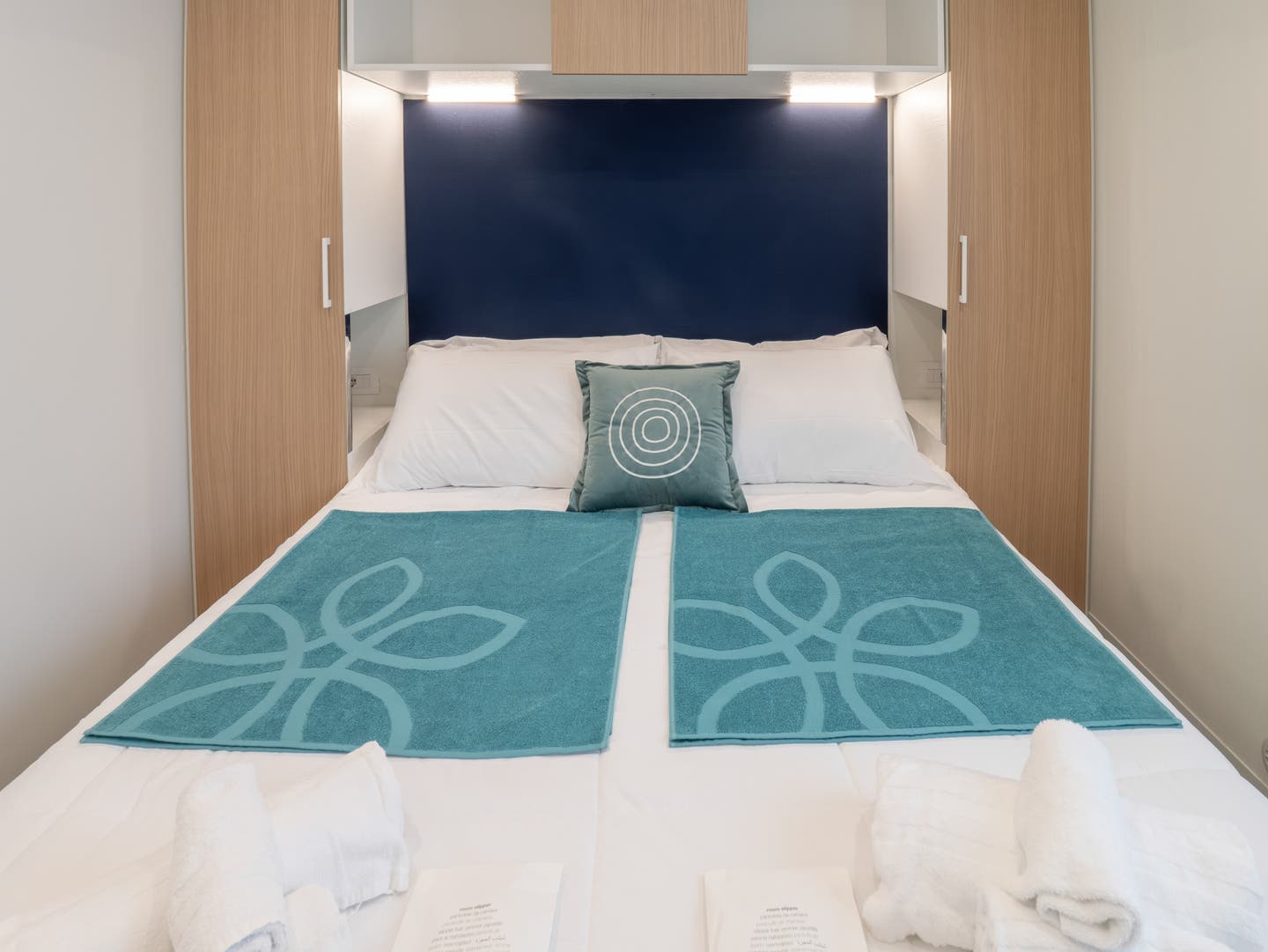 Schlafzimmer mit Blick aufs Doppelbett der Camp-Lodge Deluxe
