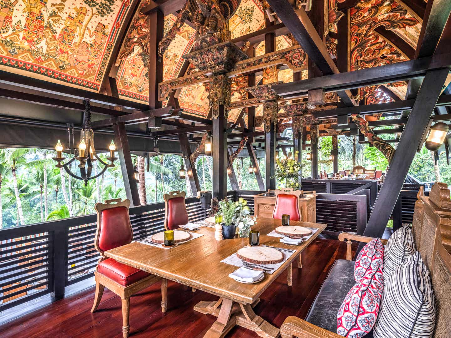 Traditionell eingerichtetes Restaurant im Capella Ubud auf Bali mit kunstvoll bemalter Holzdecke Indonesisches Fine Dining mit Blick auf den Dschungel – kunstvoll bis ins Detail