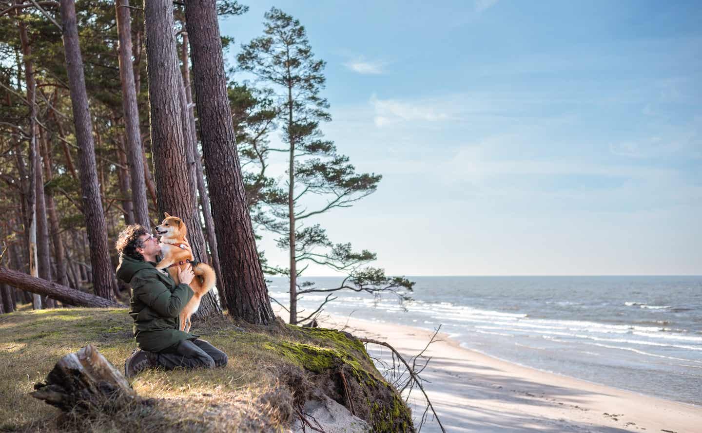 Mann und Hund am Ostseestrand – Naturerlebnis und Erholung