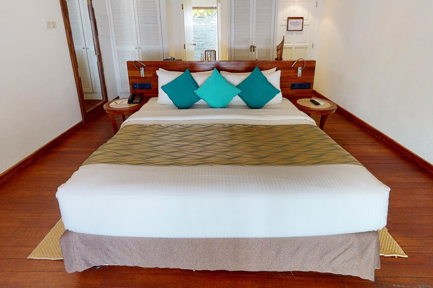 Innenansicht des Schlafzimmers der Deluxe Beach Villa mit Blick auf das Bett