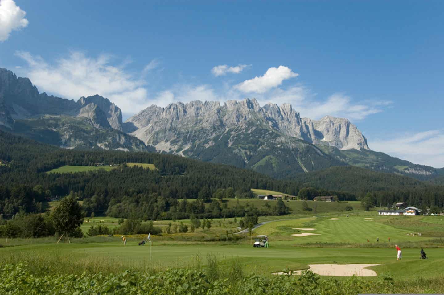 Golfplatz in den Bergen Österreichs