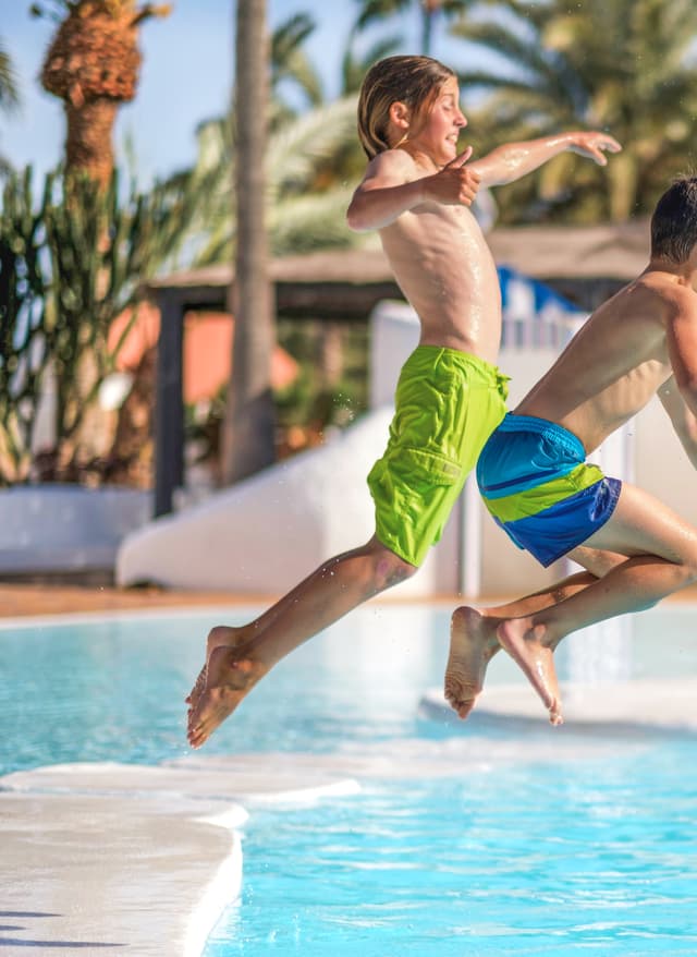 Aldiana mit der Familie Jungen haben Spaß im Hotelpool