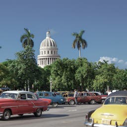 karibik-kuba-havanna-altstadt-capitol-oldtimer-g-464581224.jpg