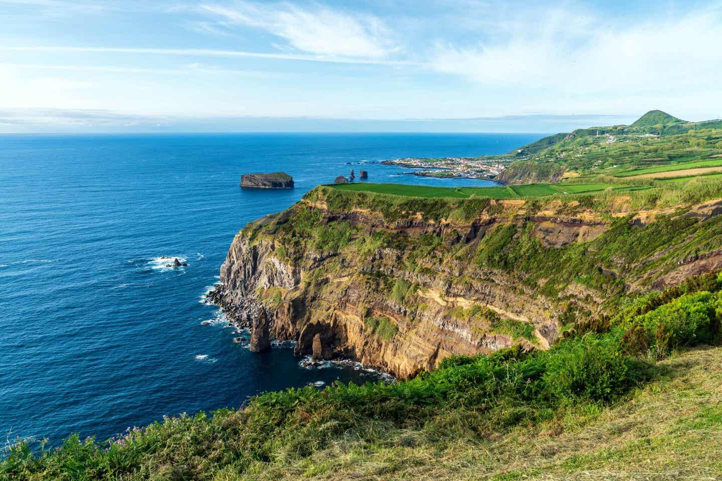 Grüne Küste vor blauem Meer auf den Azoren