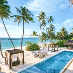 malediven-noonu-atoll-velaa-private-island-pool-sonnenliegen-palmen-f-deluxe-der1366909.jpg