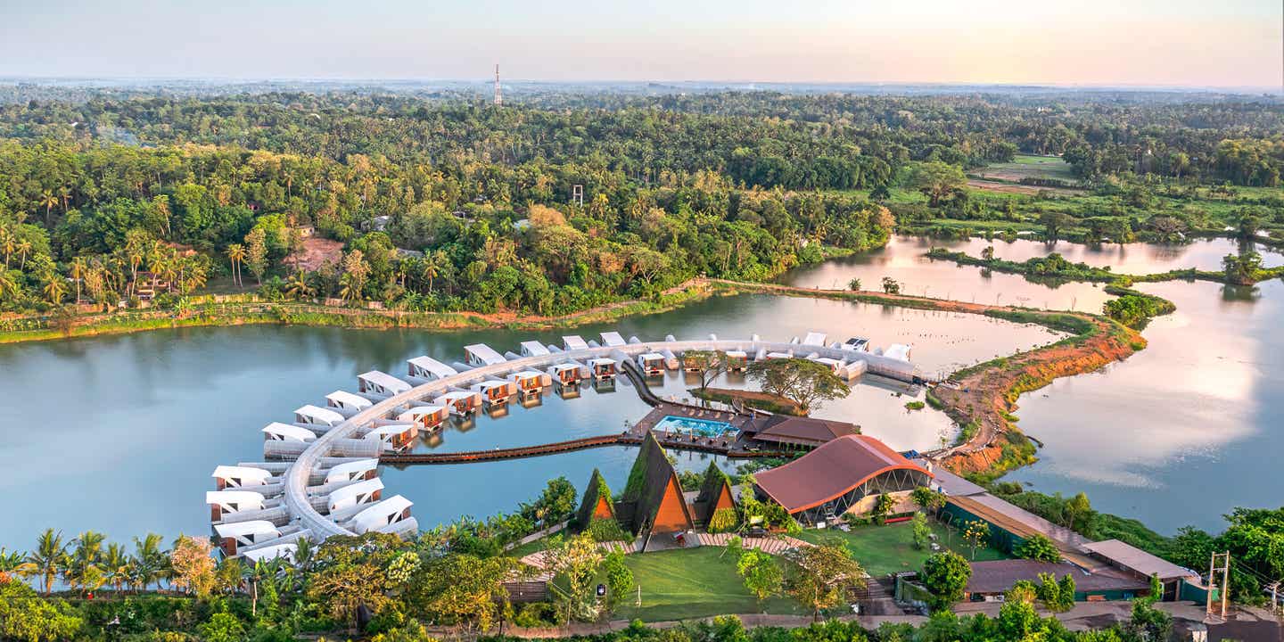 Blick auf Hotel das aus einzelnen Inseln auf dem Wasser bestehen zu scheint