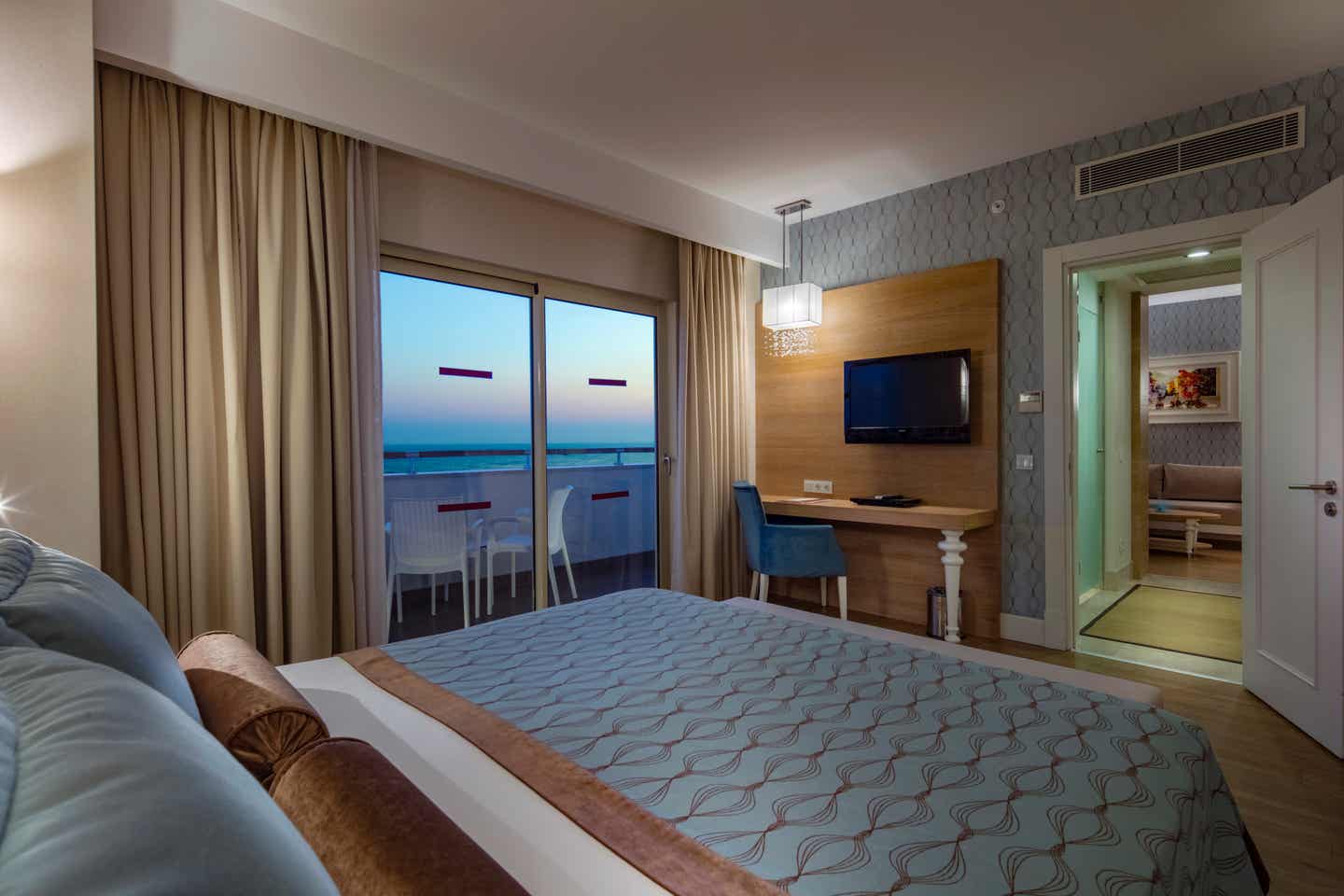 Eins der stilboll eingerichteten Zimmer im Sentido Trendy Verbena Beach in Evrenseki