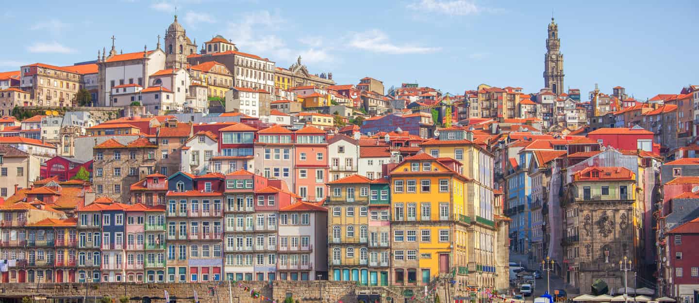 Sehenswürdigkeiten Porto – historische Altstadt von Porto mit bunten Häusern am Douro und Kirchen im Hintergrund