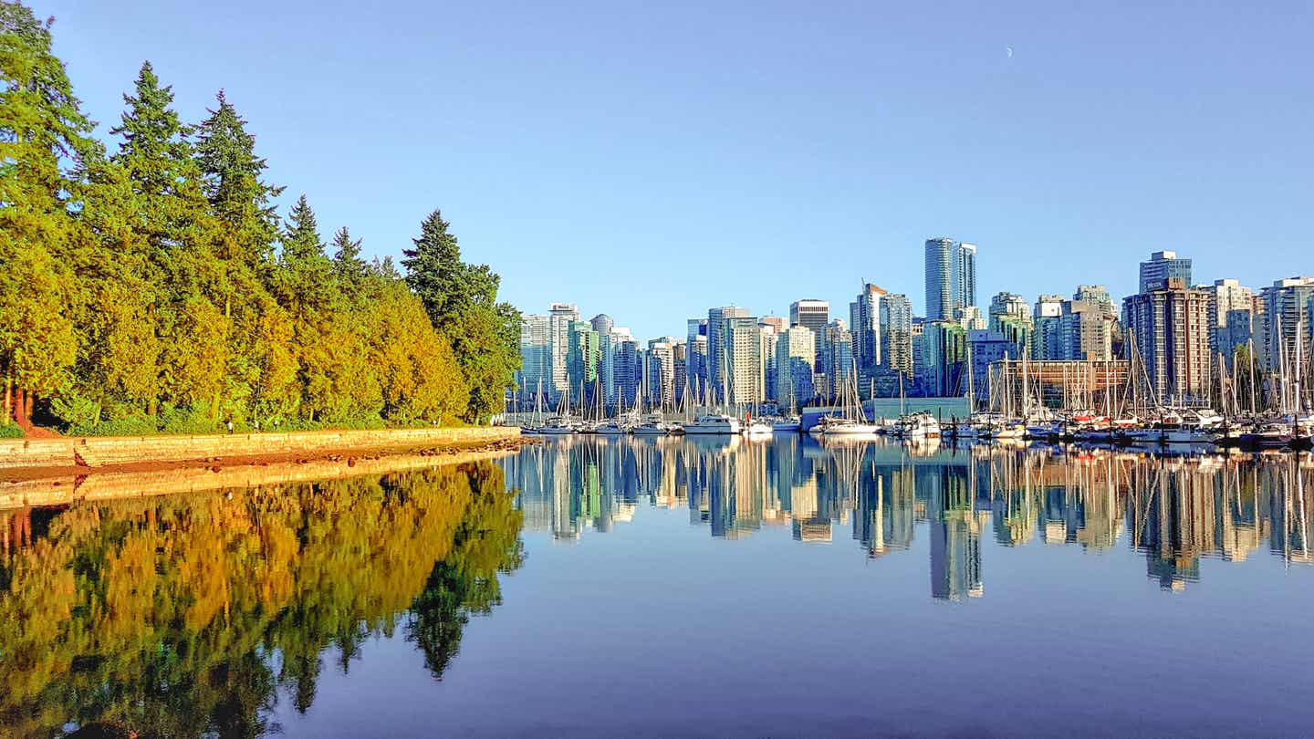 Städtetrip September. Vancouver spiegelt sich im Seewasser des Stanley-Parks