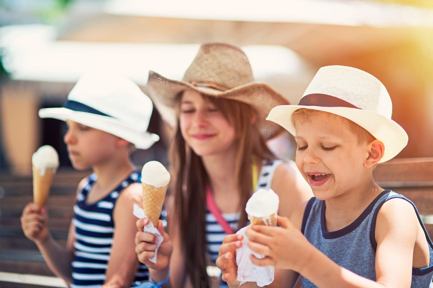 Kinder schlecken gemeinsam Eis