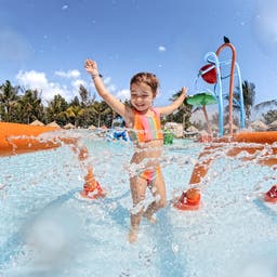 familienurlaub-tuerkei-kleines-maedchen-im-wasserpark-g-1465217052.jpg