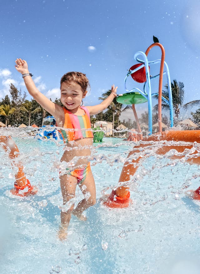 Familienurlaub Türkei Familienurlaub Türkei - ein Mädchen hat Spaß im Aquapark