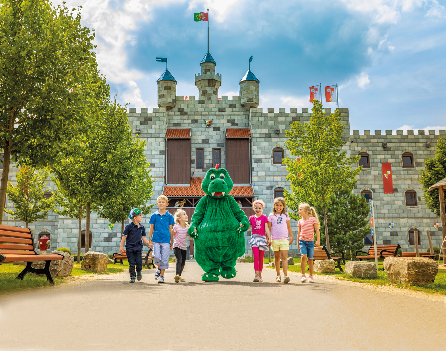 Legoland Deutschland: Parkeingang aus Lego-Steinen gebaut mit Lego-Figuren