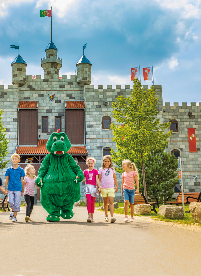 LEGOLAND® Deutschland Legoland Deutschland: Parkeingang aus Lego-Steinen gebaut mit Lego-Figuren