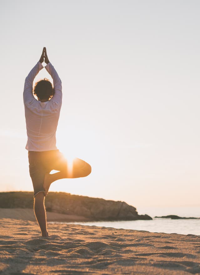 Sentido Aktivhotels Mann macht Yoga am Strand