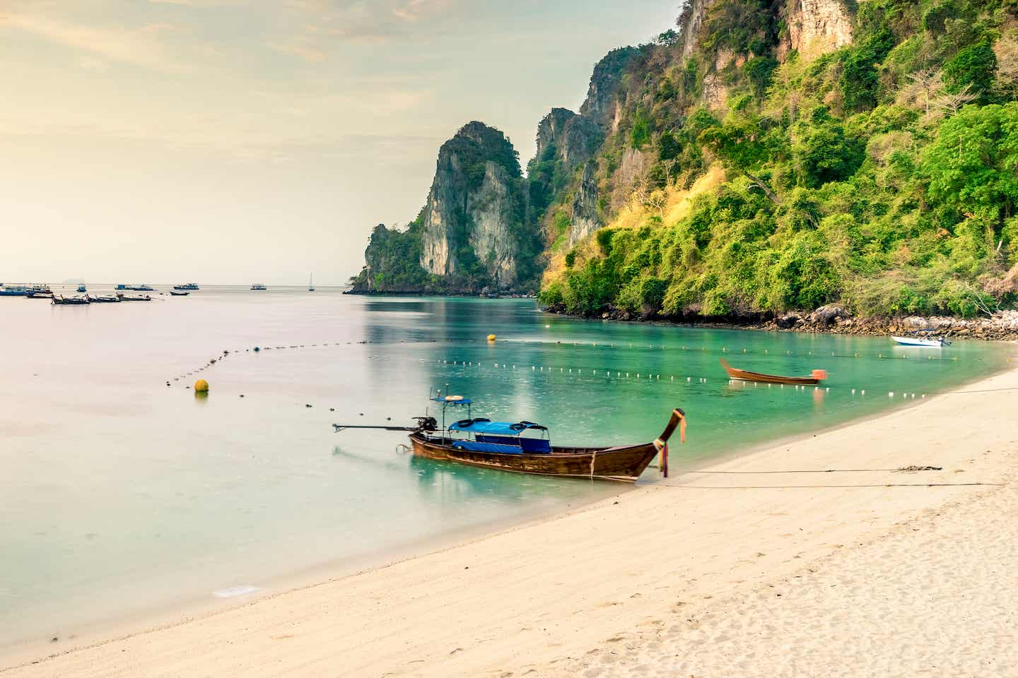 Die beste Reisezeit für deinen Thailand-Urlaub - Thailändisches Boot am Strand