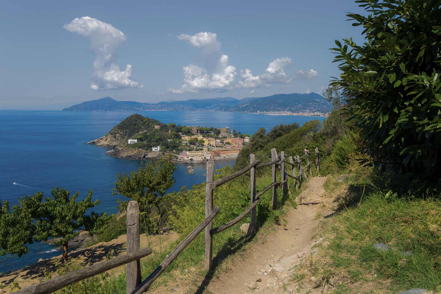 Ligurien Urlaub mit DERTOUR. Panoraaufnahme der "Bucht der Stille" an der ligurischen Küste