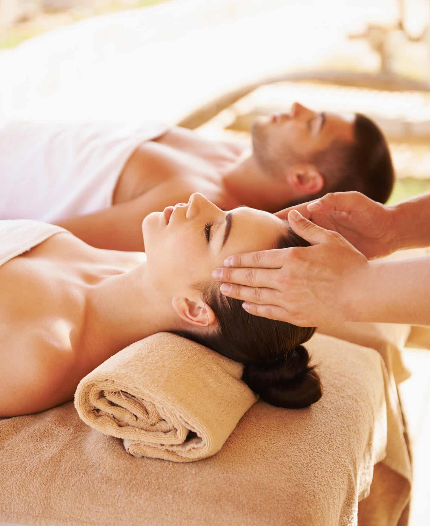 Paar genießt entspannende Partnermassage im Aldiana Club Naga Bay Zweisamkeit und Entspannung bei einer wohltuenden Massage