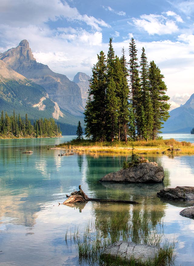 Rocky Mountains Nationalpark Die kleine Insel Spirit Island treibt im Maligne Lake im Jasper Nationalpark