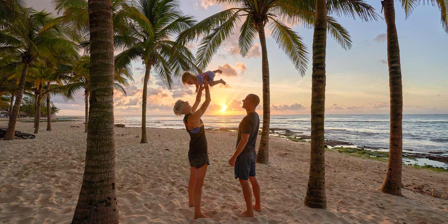 Familienfreuden am Strand im Cancun Urlaub