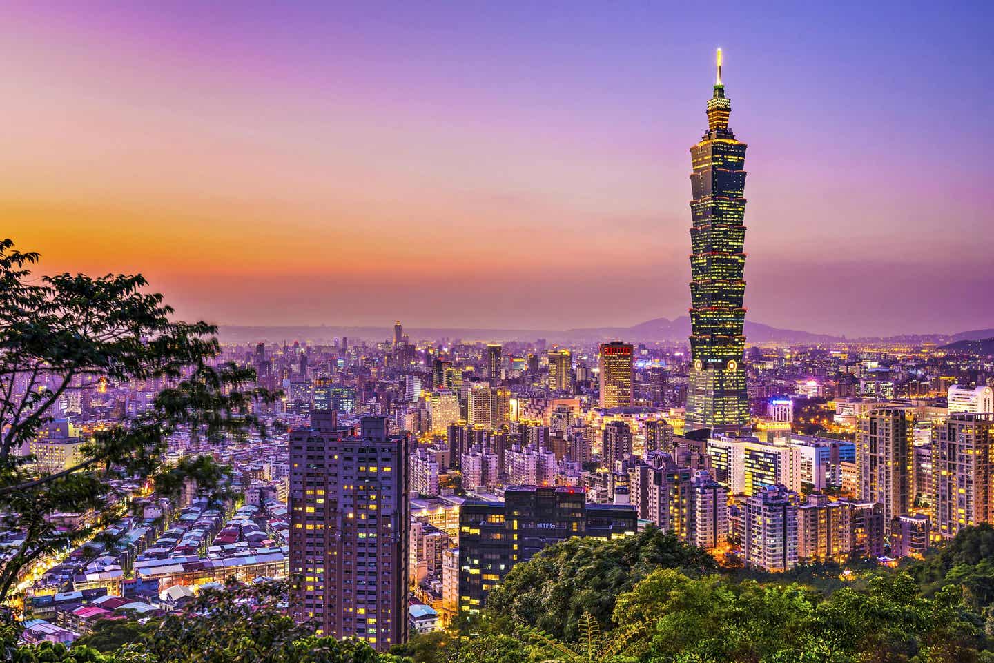 Mitarbeiter-Tipp Taiwan. Taipei Skyline in der Abenddämmerung.