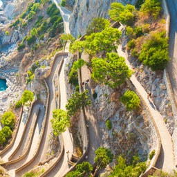 italien-kampanien-capri-kueste-mit-strasse-g-483678059.jpg