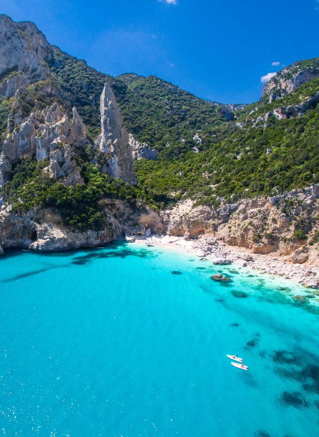 Schönste Strände Sardinien Die schönsten Strände auf Sardinien: Bucht mit Strand und Meer