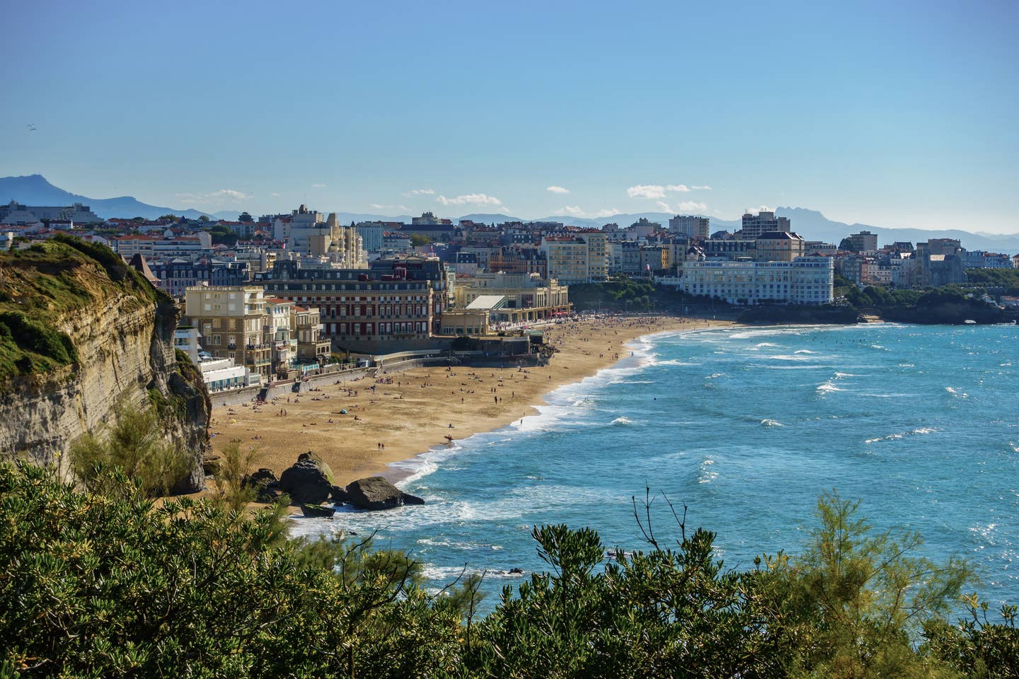 Frankreich Urlaub Atlantikküste mit DERTOUR. Der Grande Plague von Biarritz mit der Stadt im Hintergrund