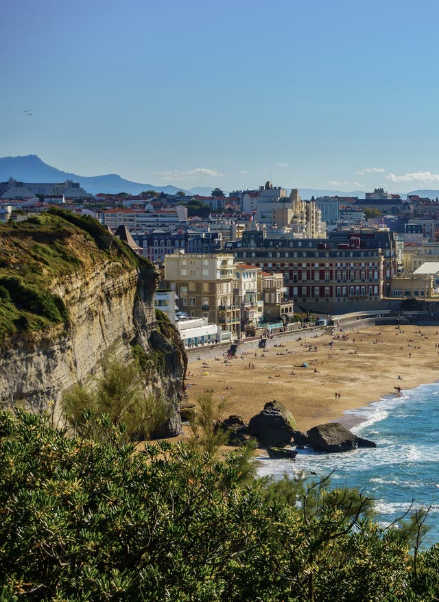 Frankreich Urlaub Atlantikküste Frankreich Urlaub Atlantikküste mit DERTOUR. Der Grande Plague von Biarritz mit der Stadt im Hintergrund
