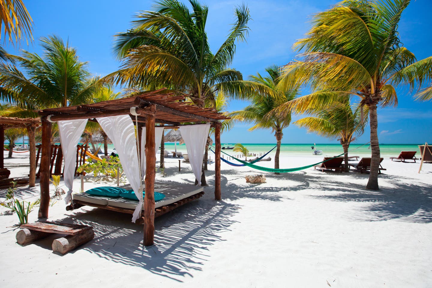 Cancun Sehenswürdigkeiten: Palmenstrand auf der Isla Holbox