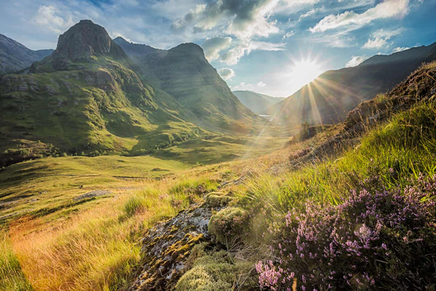 Grüne Landschaft mit bergen in Glencoe in Schottland