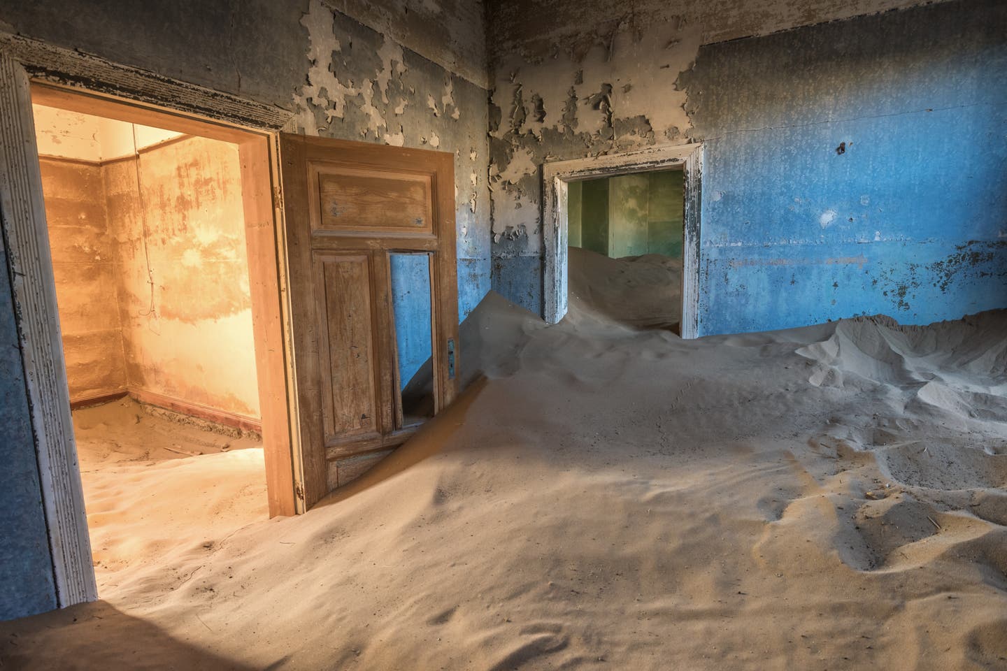 Die Wüste erobert sich die Gebäude in Kolomanskop zurück