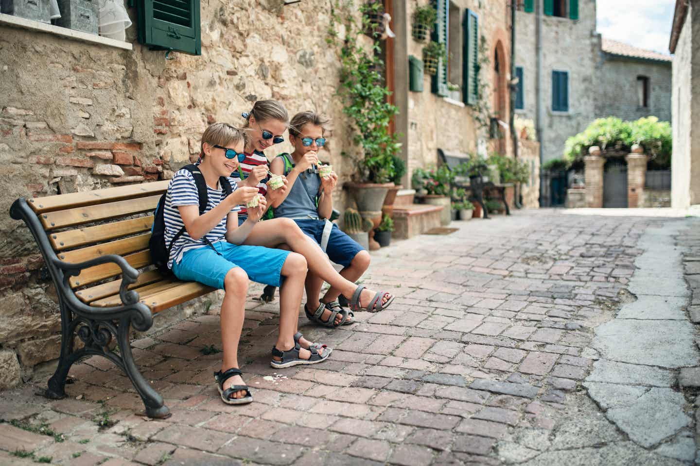 Die Familie genießt typisches italienisches Eis in der Toskana