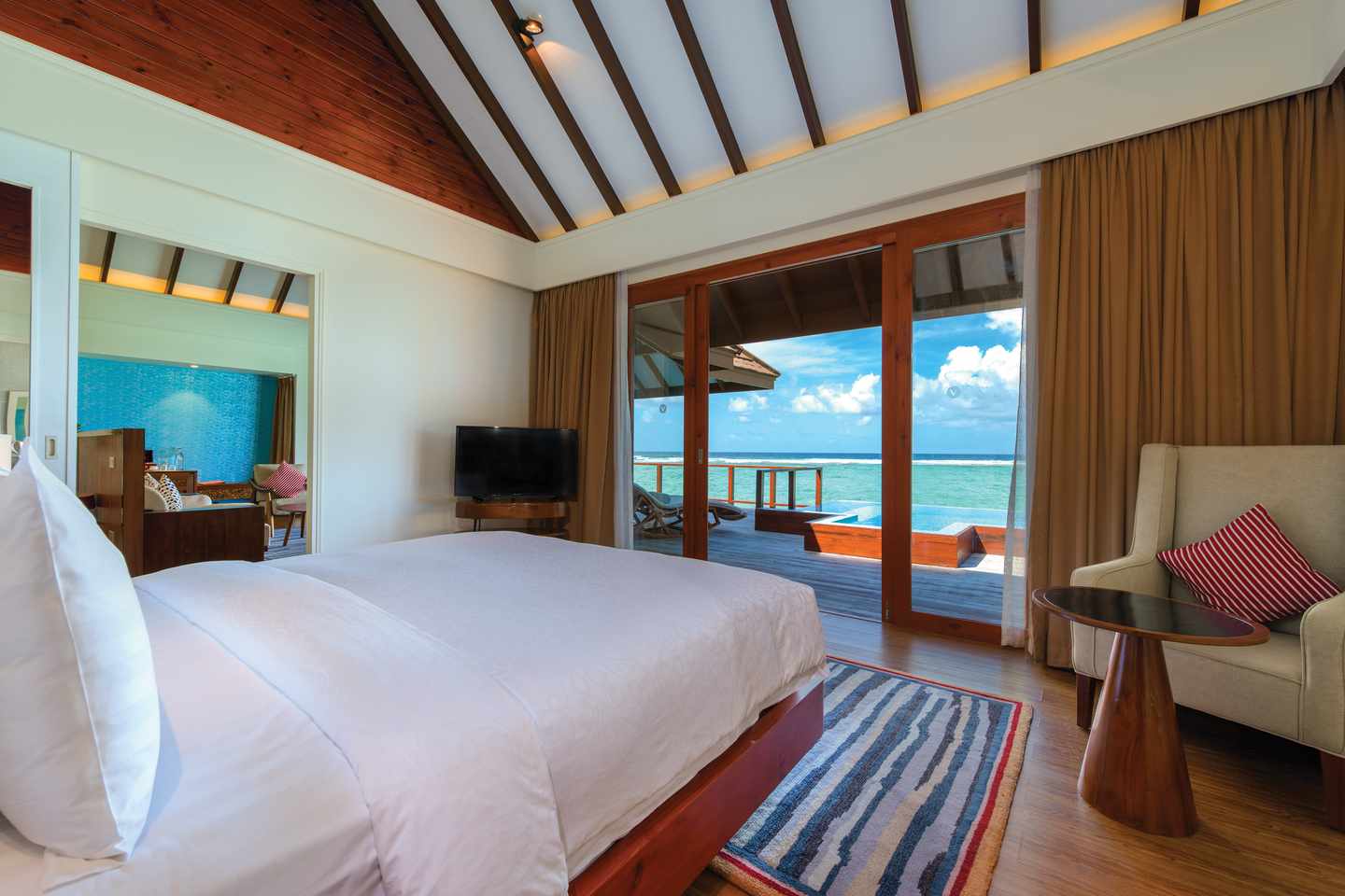 Varu by Atmopshere - Wassersuite - Schlafzimmer mit Ausblick aufs Meer Varu by Atmopshere - Wassersuite - Schlafzimmer mit Ausblick aufs Meer