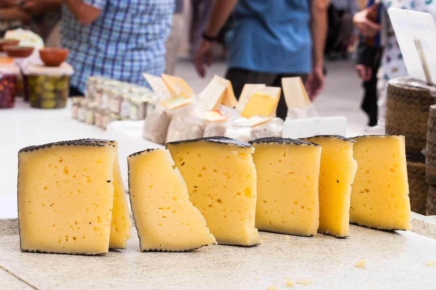 Manchego Käse auf einem Wochenmarkt in Manacor