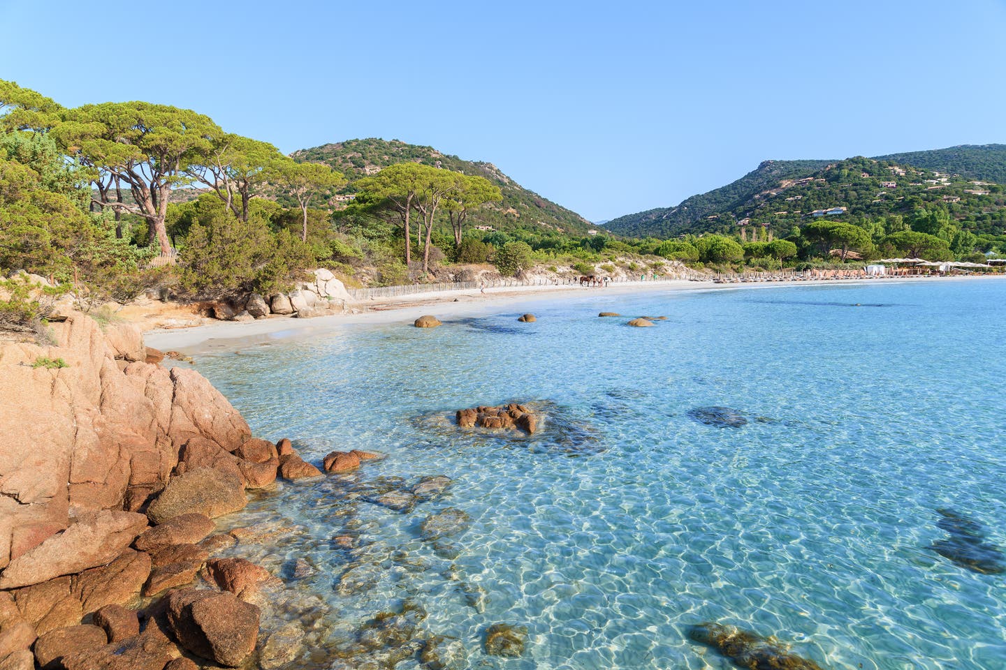 Frankreichs Strände: Blick auf das kristallklare Wasser des Palombaggia Strand auf der Insel Korsika.