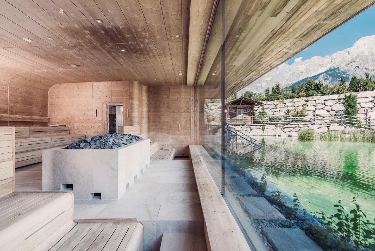 Sauna mit spektakulärem Panorama im Alpenresort Schwarz