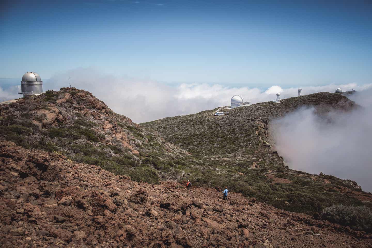 Familienurlaub auf den Kanaren: Sternwarte und Teleskop in den Bergen auf La Palma