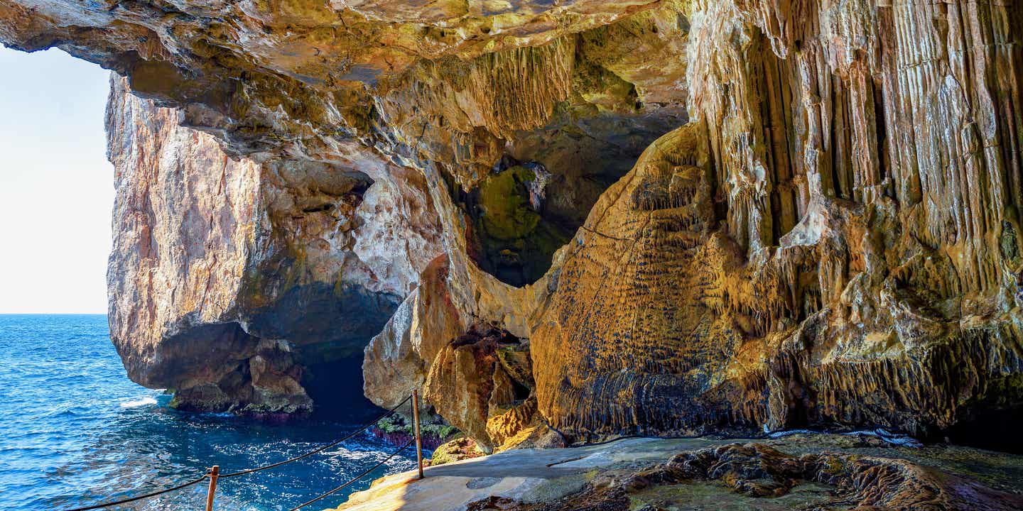 Eingang über das Wasser in die Neptungrotte