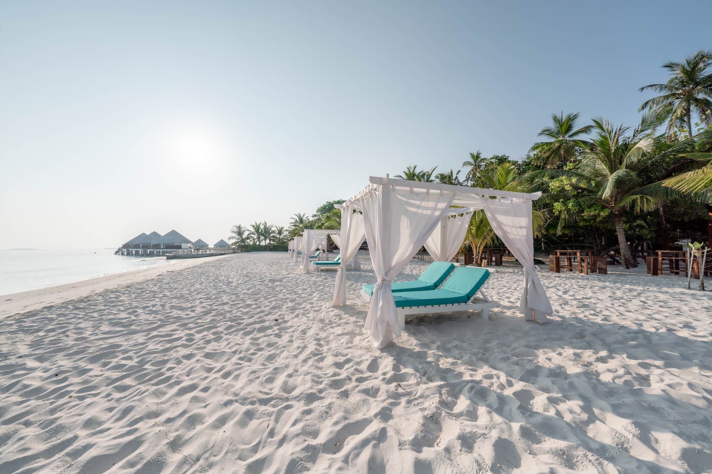 Seitenansicht vom Strand mit Liegestühlen