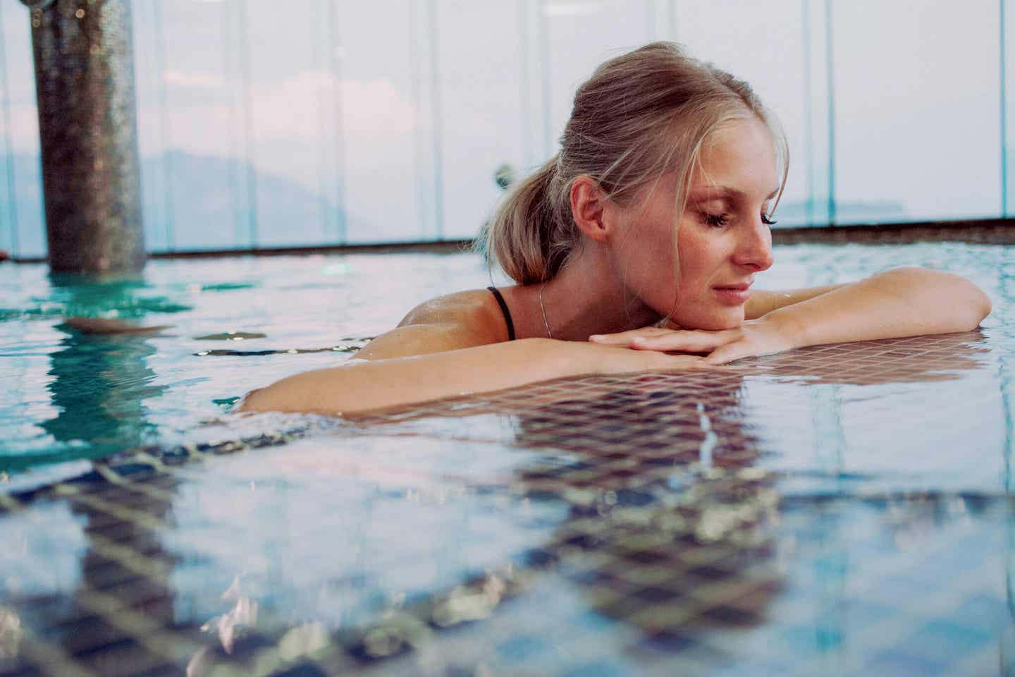 Frau entspannt im Infinitypool in Südtirol