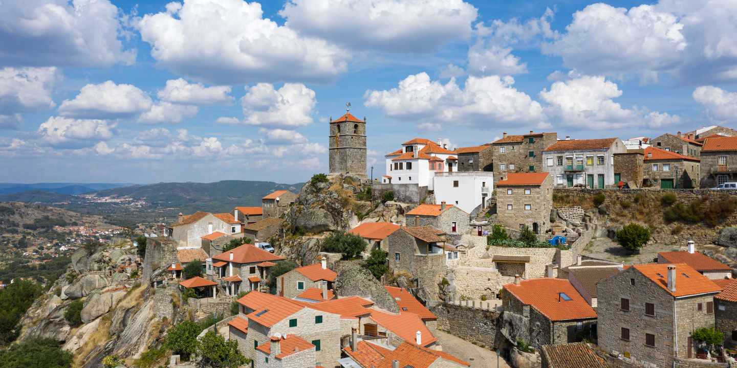 Bergdorf Monsanto mit Steinhäusern und roten Dächern auf Felsen in Zentralportugal – Geheimtipp Sehenswürdigkeiten