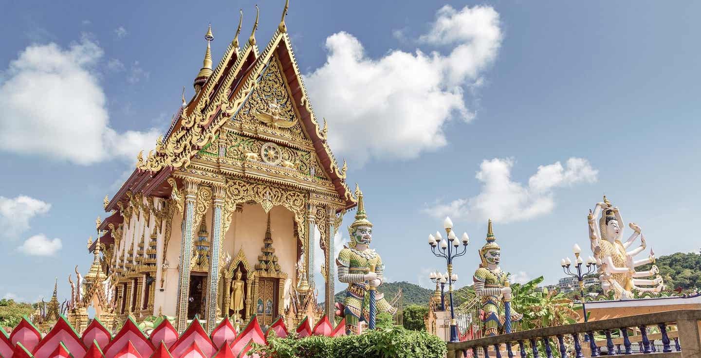 Blick auf den thailändischen Wat-Plai-Laem-Tempel mit Figuren