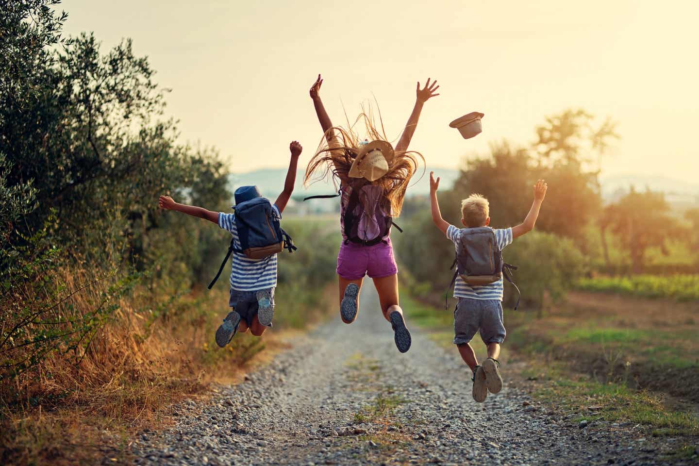 Wandern mit Kindern: Glückliche kleine Wanderer