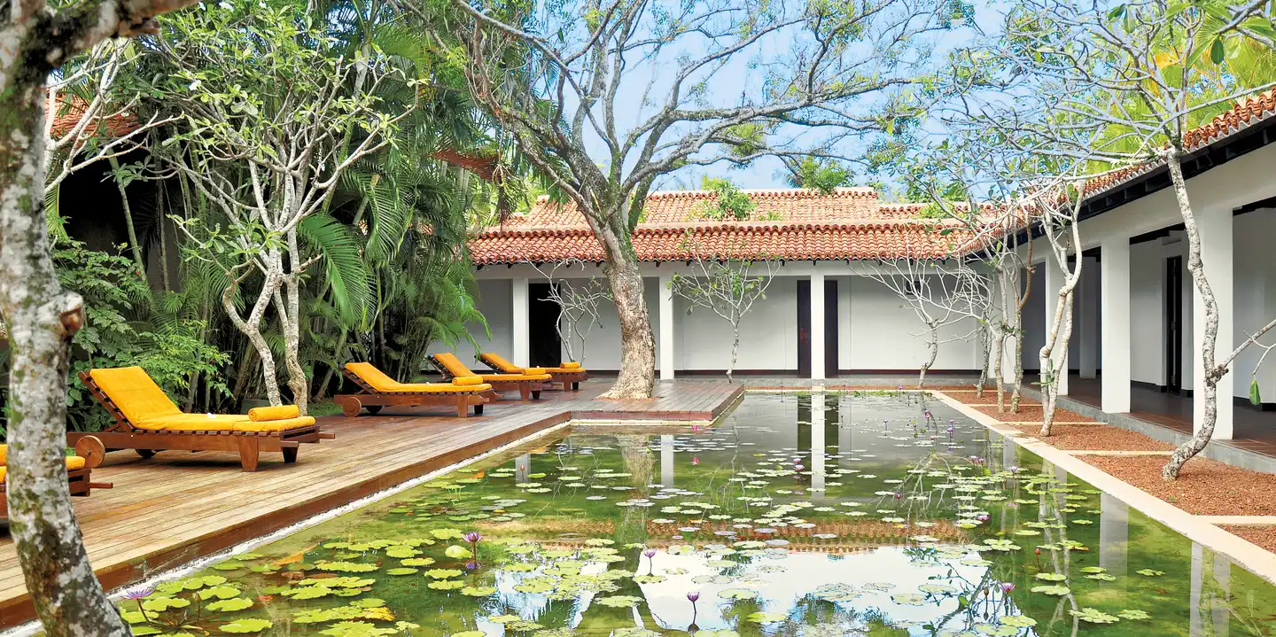 Garten des Heritance Ayurveda Maha Gedara Garten des Heritance Ayurveda Maha Gedara mit liegen und Naturpool
