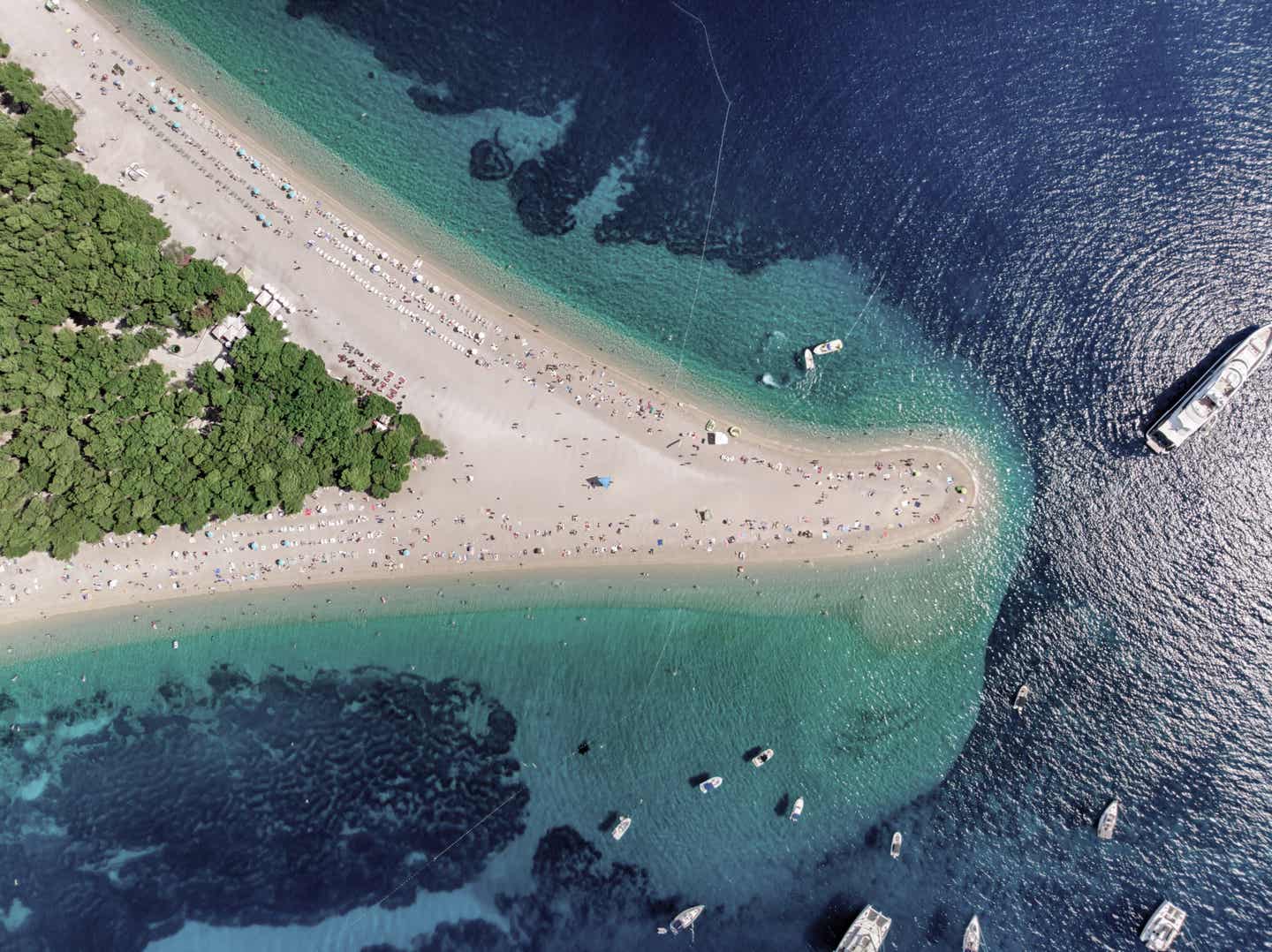 Kroatien beste Reisezeit: Zlatin-Rat Strand auf Brac von oben