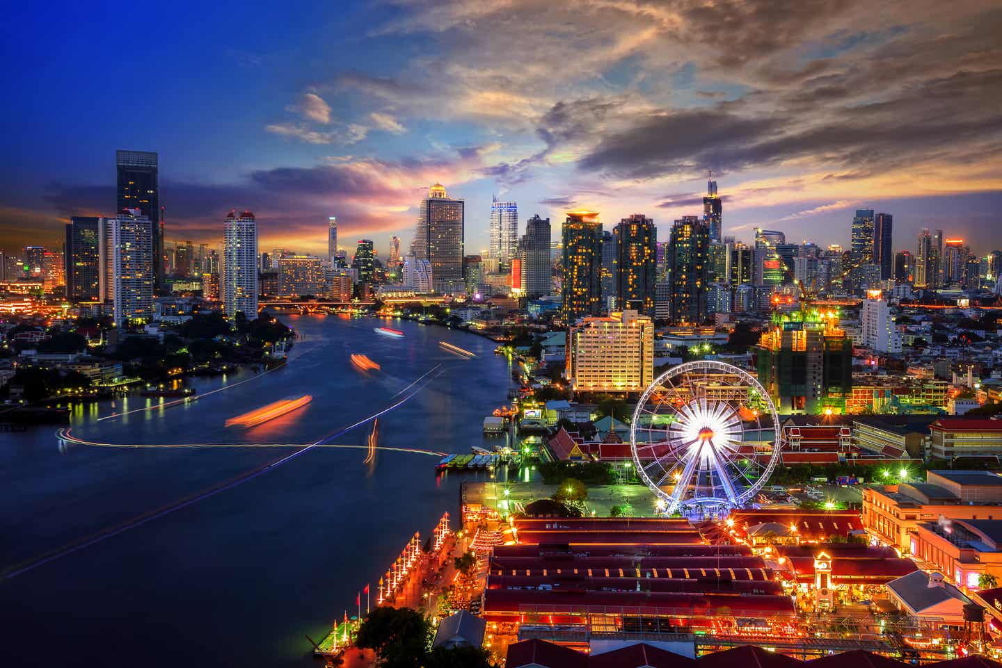 Blick auf die Skyline einer asiatischen Metropole kurz nach Sonnenuntergang