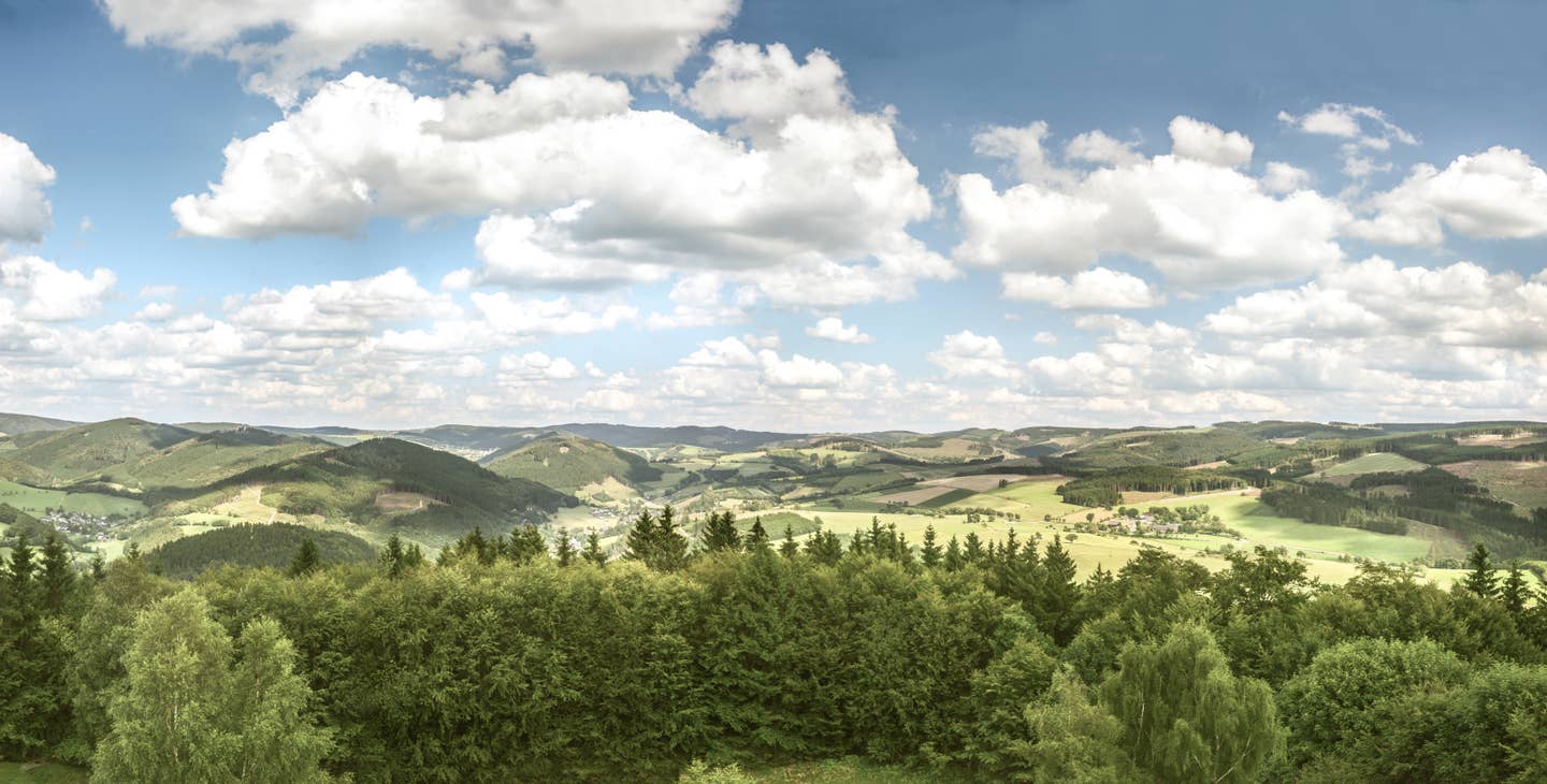 Sauerland Urlaub mit DERTOUR. Blick vom Wilzenberg über den Hochsauerlandkreis