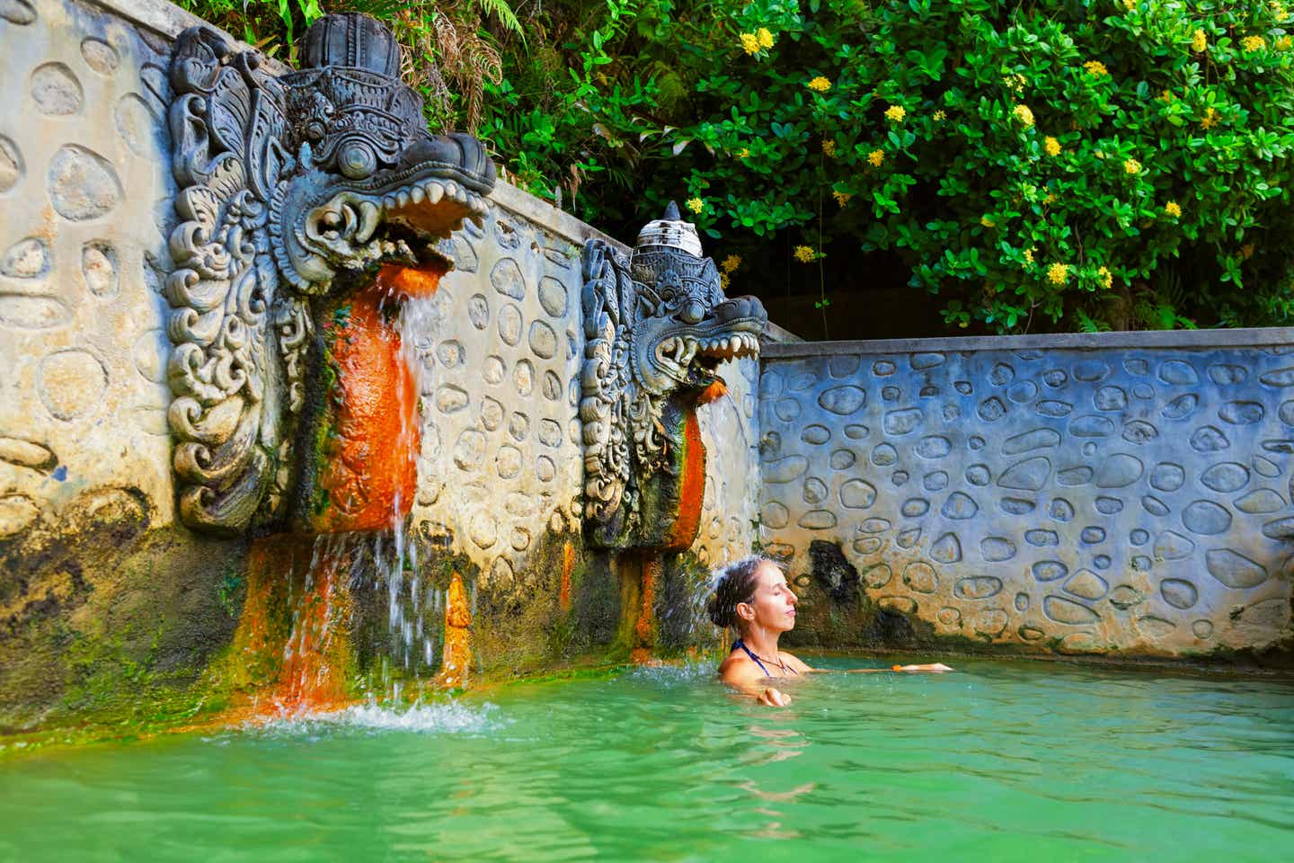 Beste Reisezeit Bali: Frau badet in heißen Quellen